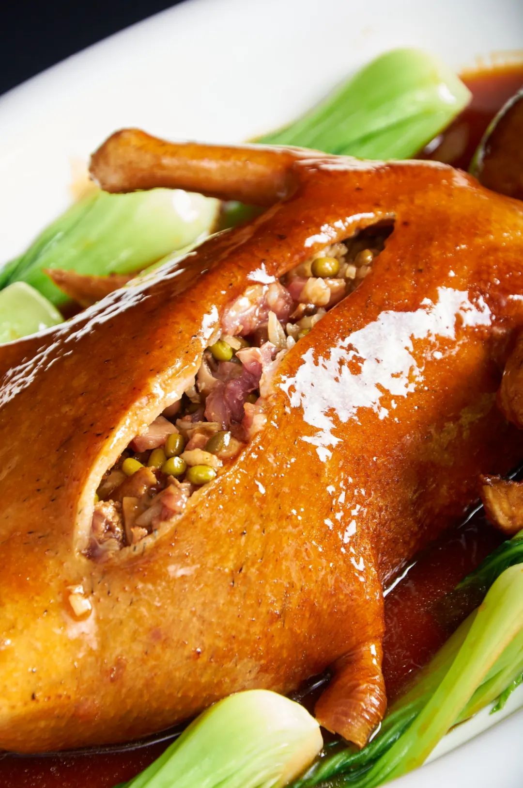 上海八宝鸭的前身是苏州八宝鸡,是经典的海派改良菜.