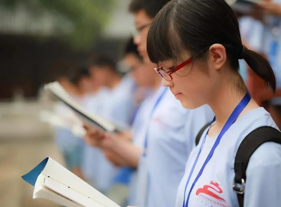 为啥要“拼命”读书考名校？3组高校教室对比图，告诉你答案