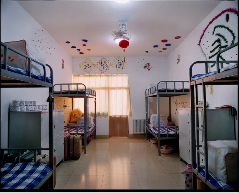 大学最差宿舍？学生自述条件艰苦，评论区沦为“吐槽大会”