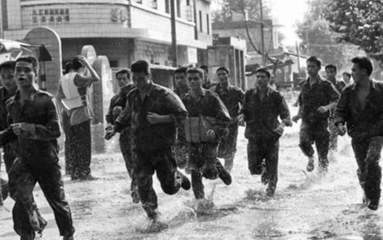 1998年大洪水，乡亲们跪地哭喊：求你们别跳了，房子我们不要了