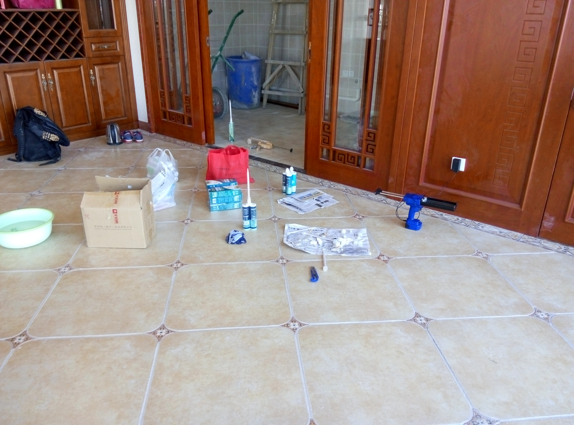 家装瓦工偷懒太可恨，施工时做这5件事，我一分钱都不想给他