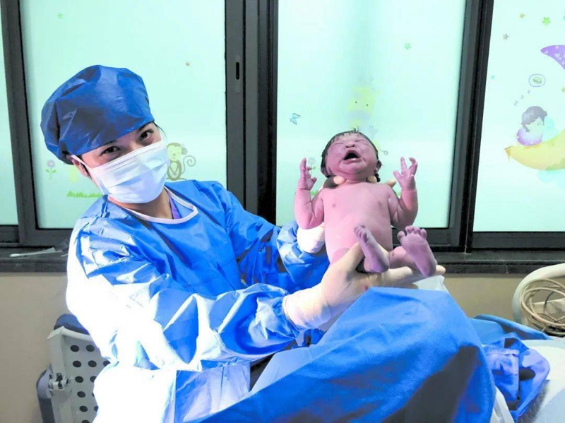 怀孕生子不只妈妈在付出，胎宝也很努力，看完分娩过程你也会感动