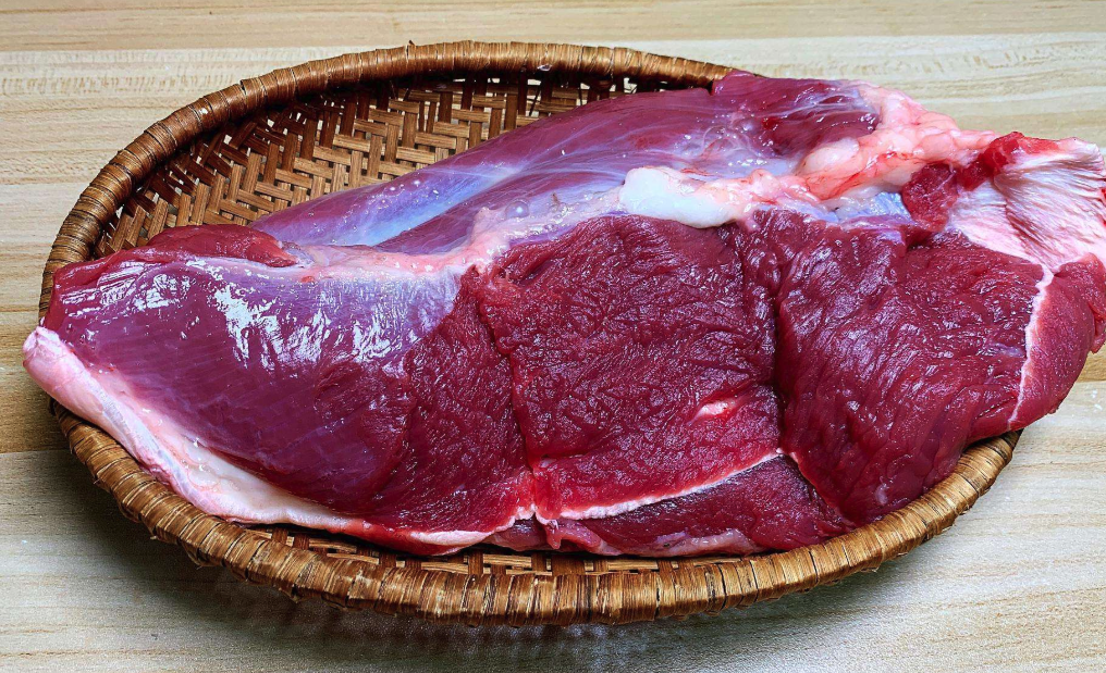 猪肉降价了，牛肉的“逢年就涨”又开始了，一公斤里脊150元