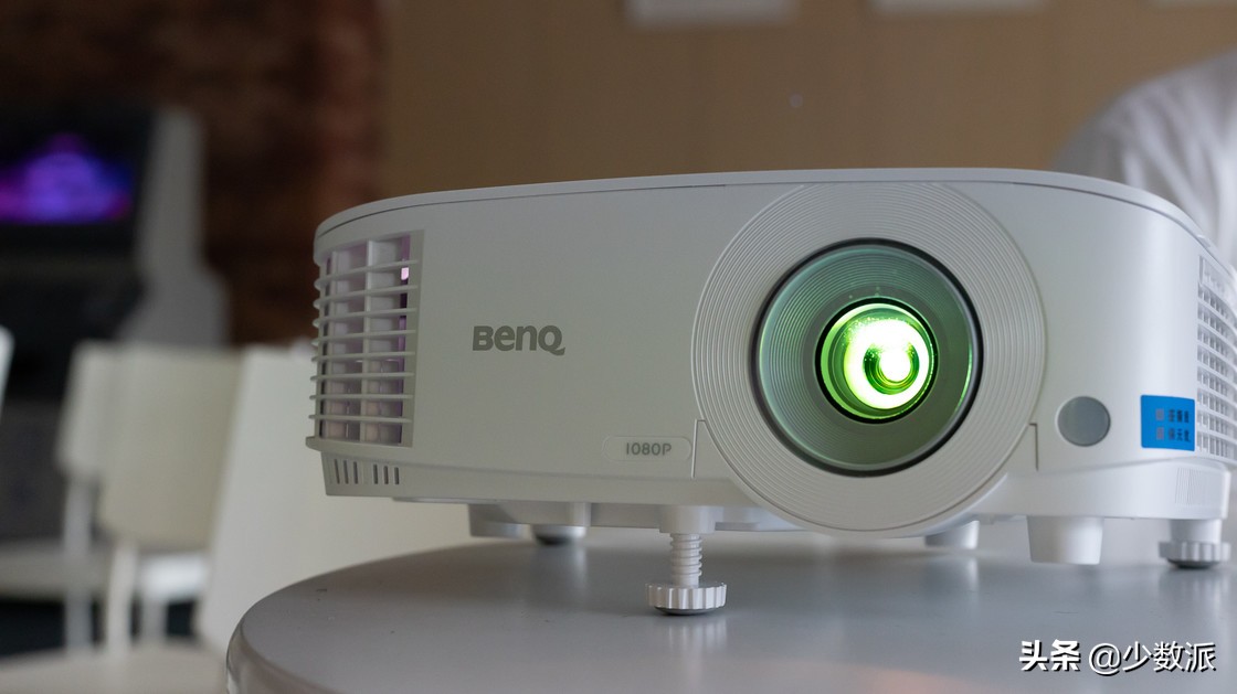 无线投屏 + 智能系统，明基 E580 打破你对投影仪的传统印象
