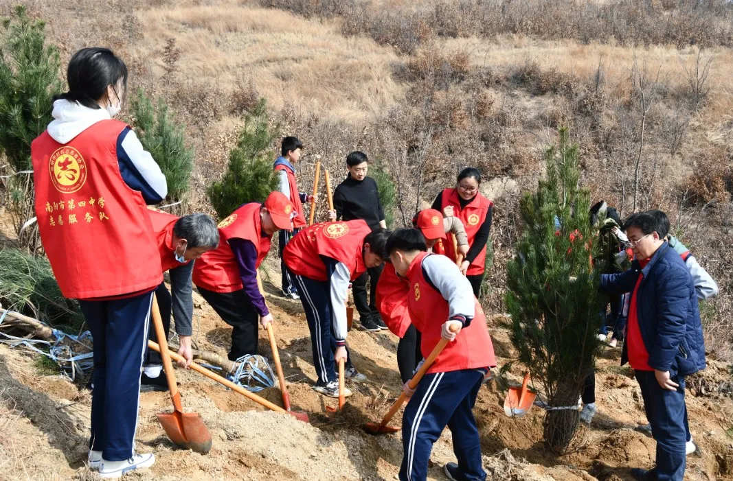南阳市第四中学师生志愿者参加植树活动
