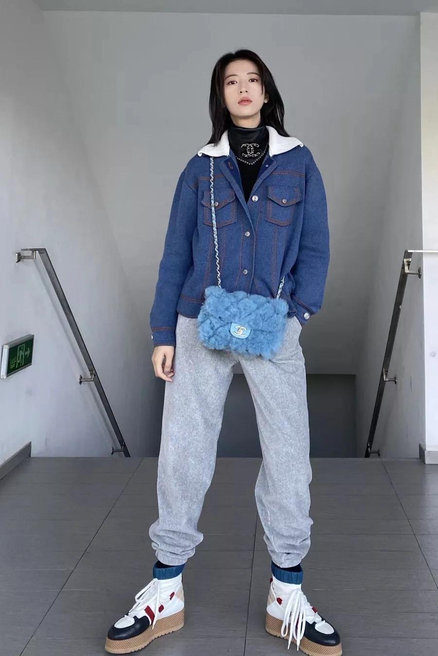 灰色运动裤配什么上衣好看(灰色运动裤配什么上衣好看图片)