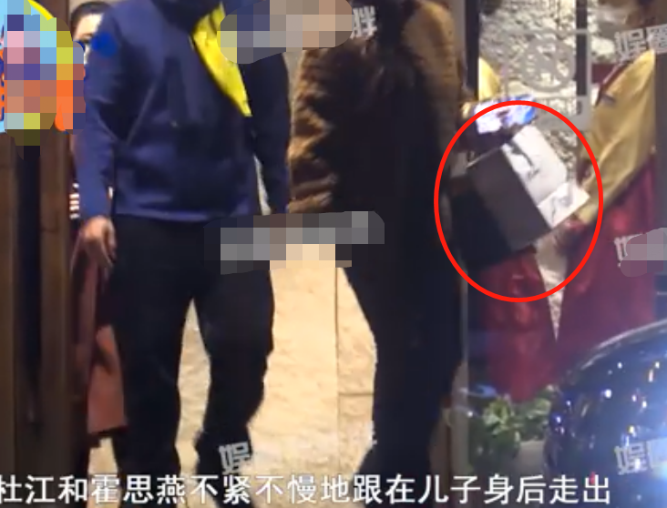 霍思燕一家三口吃饭被拍！8岁嗯哼腿长惊人，一旁服务员探头围观