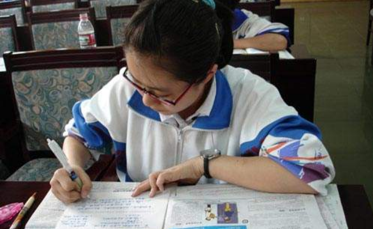 降维打击！新高考女生“完胜”男生，学霸性别论的天平向女生倾斜