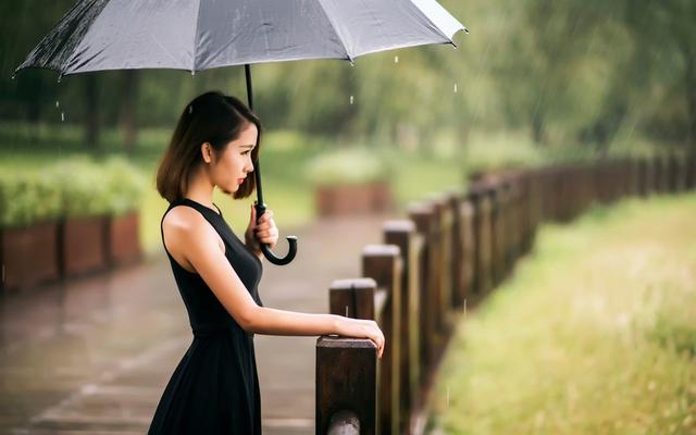 闲愁一场场秋雨，失眠一个个夜晚，优秀作文赏析：《秋雨》