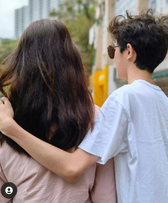 袁咏仪逛街被偶遇，买完包不忘给老公张智霖买衣服，好甜蜜