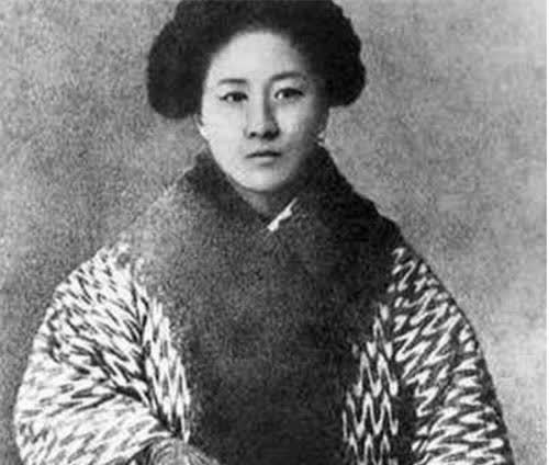 《觉醒年代》中的葛妈妈：休夫办女校，54岁赴法留学，满门英烈