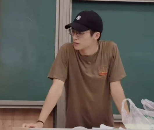 初中帅气男教师走红，长得不输“明星”，网友：我想回去读书