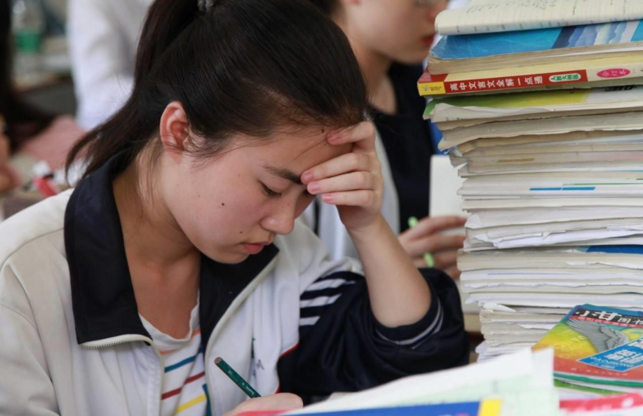 2021高考生迎来喜讯，录取分数线或降低，“捡漏”的好时机到来了