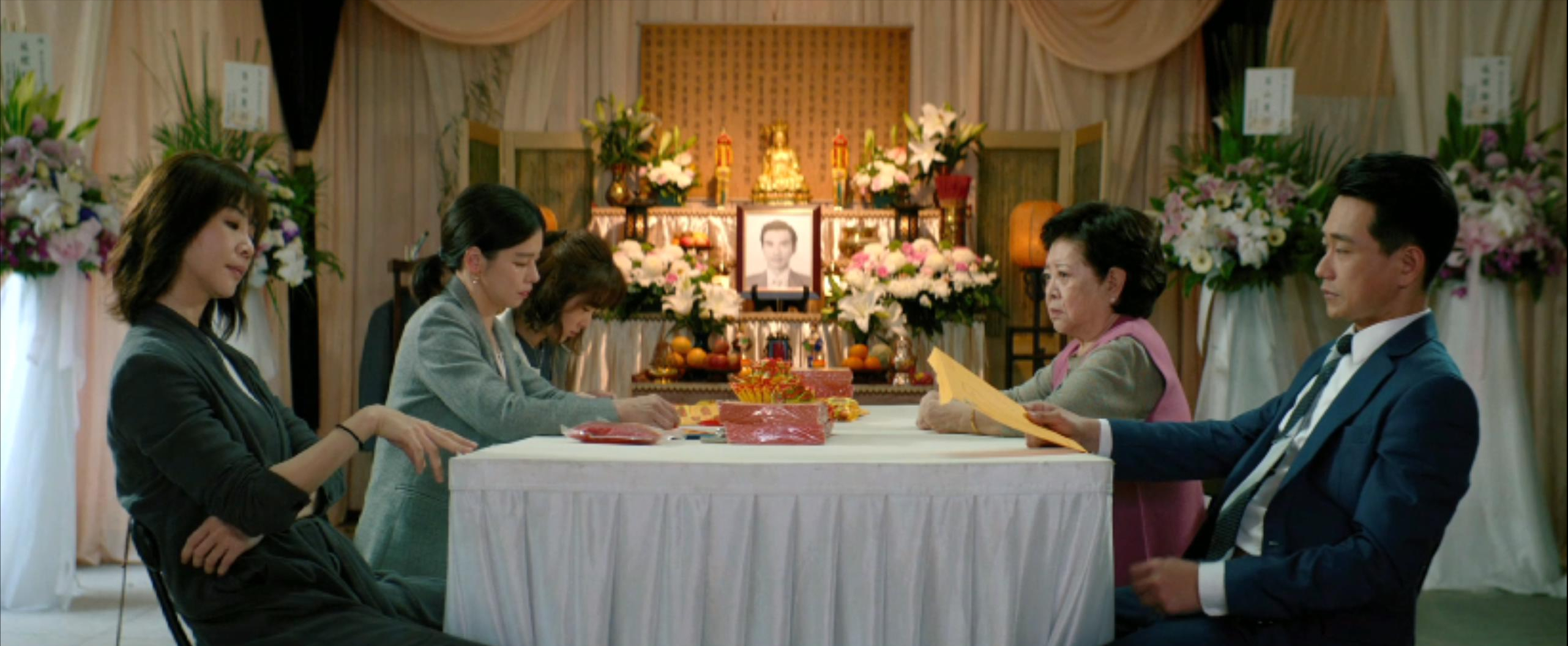 丈夫去世后，她和四位女性一起在寿宴上举行了葬礼。