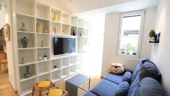 公婆、亲妈、夫妻俩住同一家，纸板隔成3间房，窄小难转身，隐私成谜