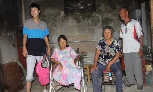 寒门仍出贵子：状元庞众望捡垃圾，照顾瘫痪母亲，一路奋斗进清华