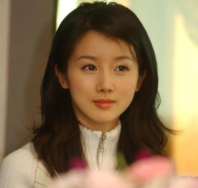 娱乐圈10位被整容毁掉的女星，有人脸僵如石，有的命丧手术台