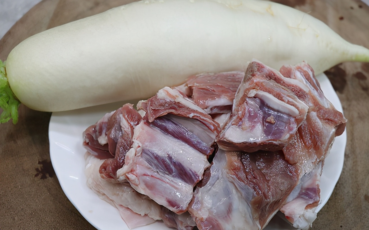 萝卜炖羊肉怎样做(鲜香羊肉搭萝卜烹饪心法)