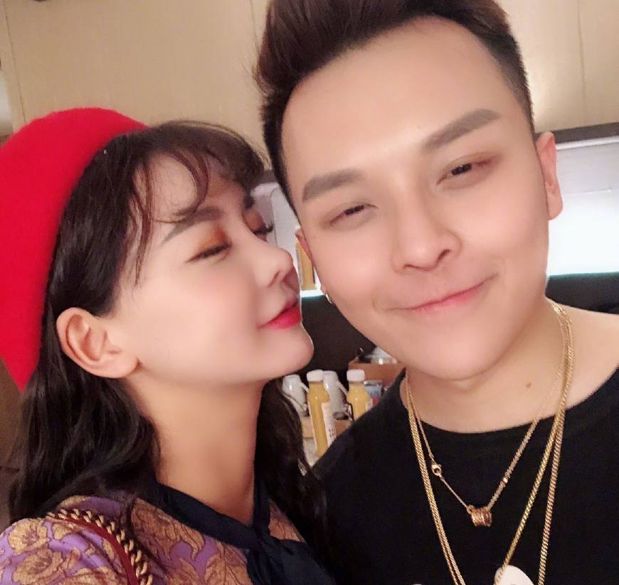 结束后的韩安冉在经历了几段不算好的恋情后,认识了自己的前夫,邱斯钿