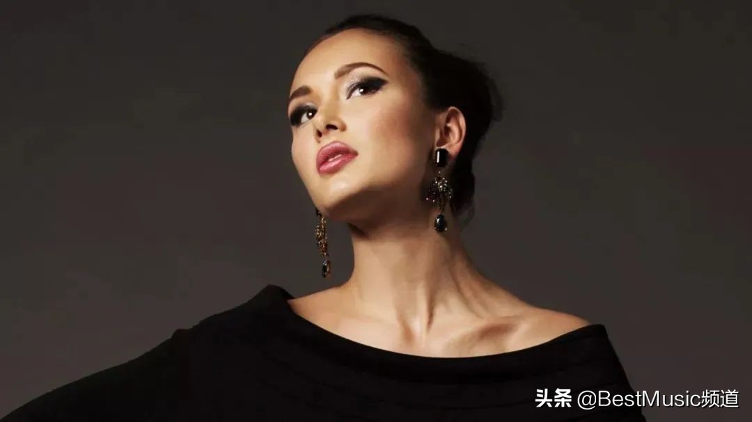 俄罗斯世界杯歌曲美女(在世界杯开幕式上一夜爆红的俄罗斯女高音阿依达•嘉丽弗莉娜)