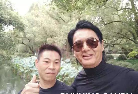 周润发晨跑被偶遇，身材超瘦两鬓斑白戴帽子遮，摘口罩与粉丝合照