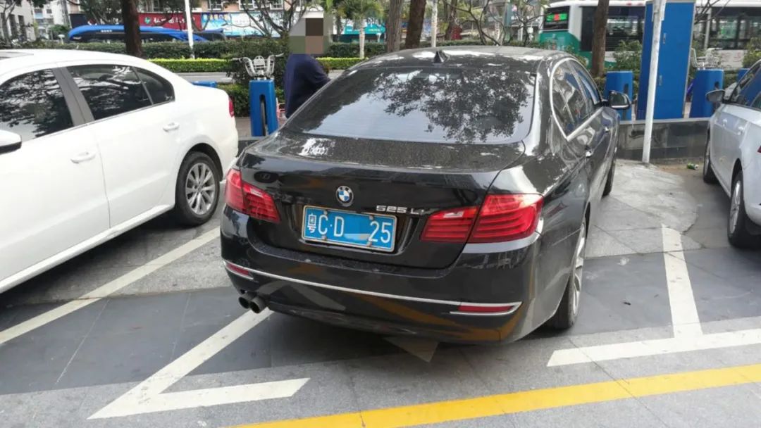 共享車司機倒車疏忽,