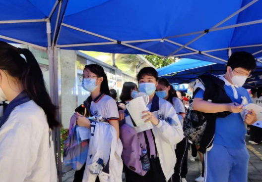 高考正值夏季，天气炎热监考老师却不允许开窗，资深教师这样解释