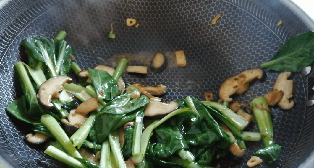香菇燒芋頭，搭配青菜是先放還是後放？看看實操經驗，家常的味道