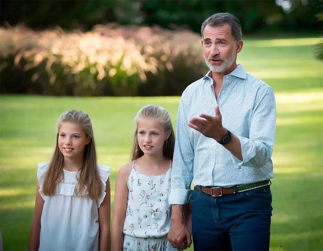 西班牙王室官宣夏日全家福，国王帅王后美，公主独根麻花辫更撩人