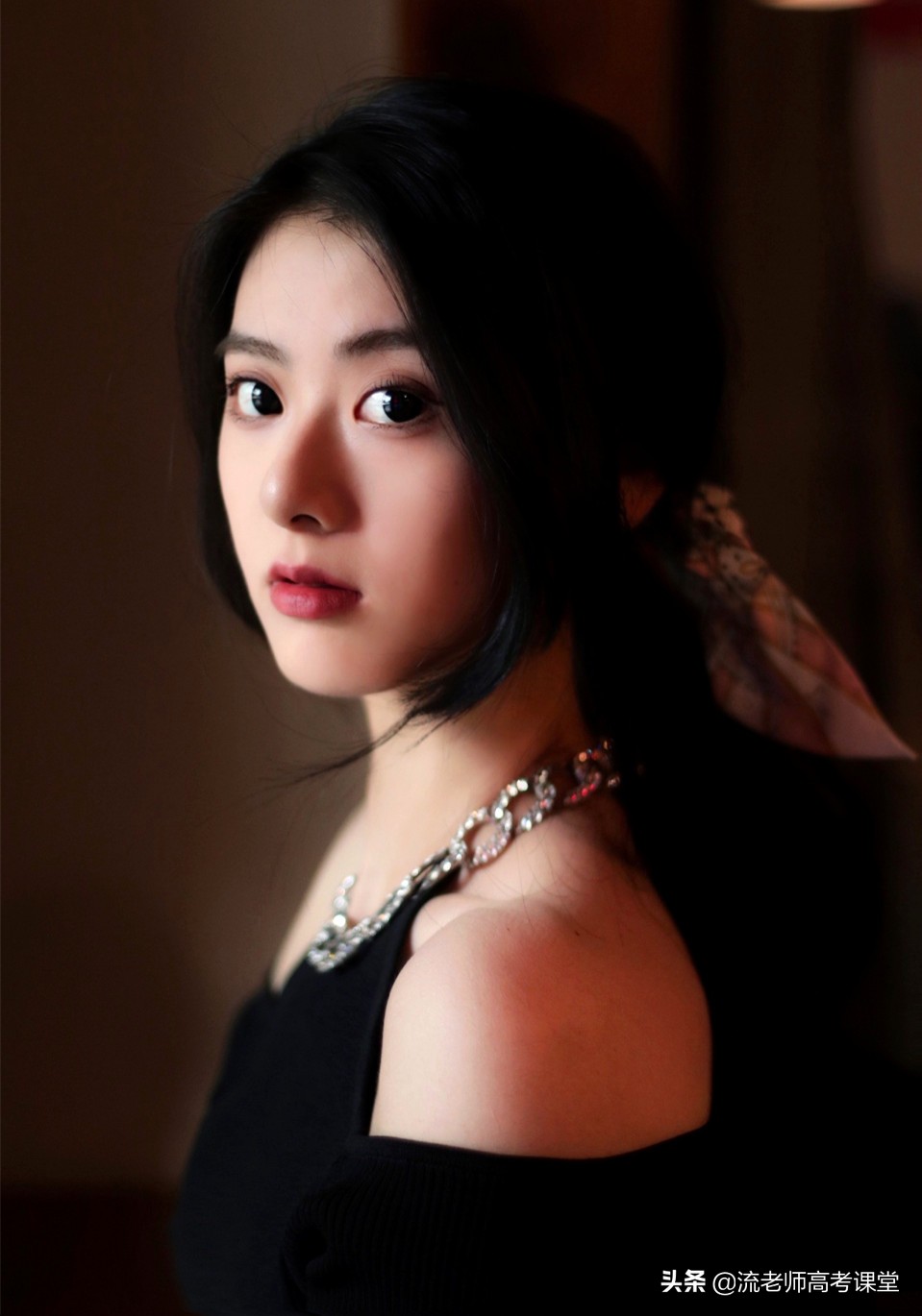 中国传媒大学校花杨诗尹，才貌双全气质佳，摘得环球小姐中国冠军