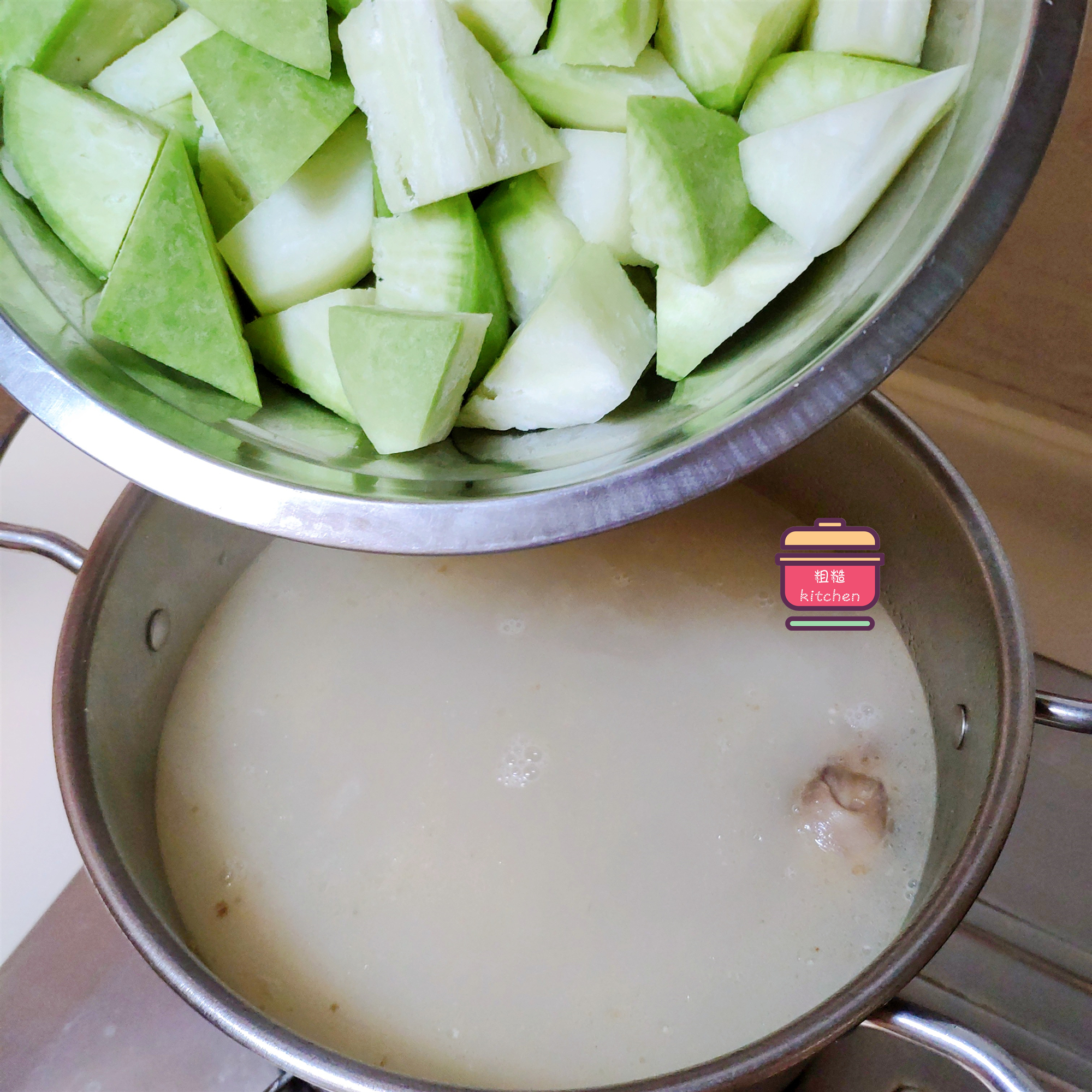 数九寒天用腊鸡炖萝卜，记住这2招，汤香色白无异味，越冷越要喝