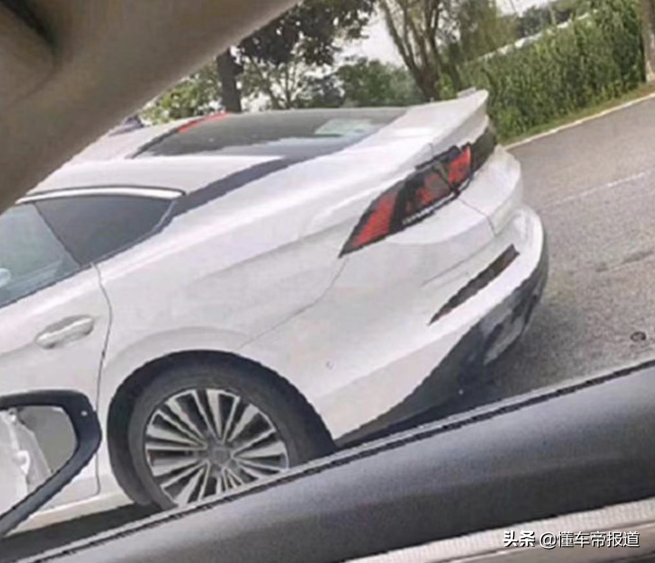 新车 | 疑似大众凌渡路测实车曝光，溜背设计，轴距加长