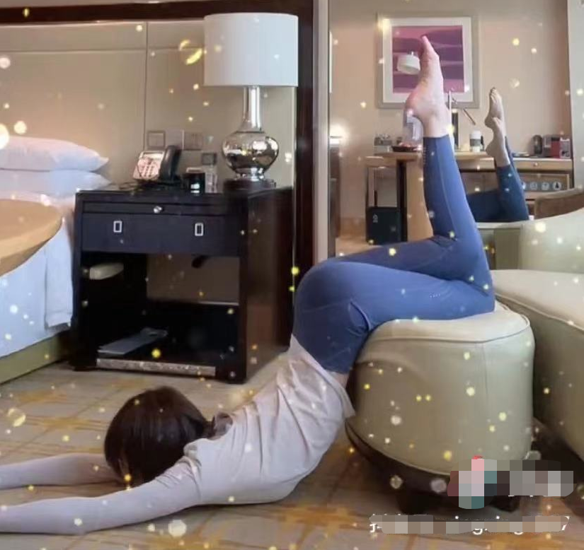 趴地身材前凸后翘,穿紧身衣零赘肉吸睛