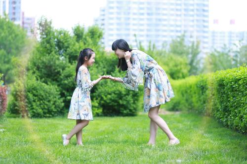 什么样的亲妈，竟把女儿塞进行李箱，原因竟是嫌弃女儿吵闹