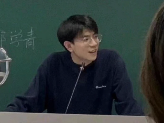 初中帅气男教师走红，长得不输“明星”，网友：我想回去读书