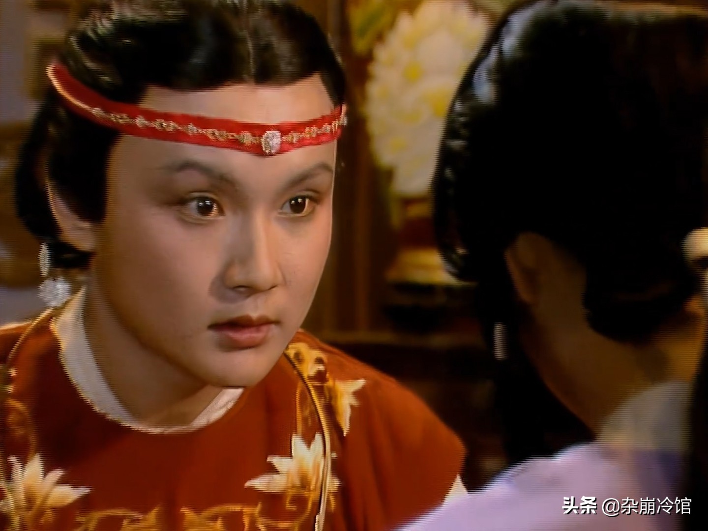 紫金冠束发(红楼梦|贾宝玉出场的首饰:束发嵌宝紫金冠,二龙抢珠金抹额