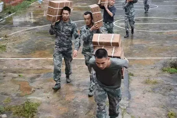 好笑吗?智能锁广告涉嫌侮辱拆弹战士,还强称创意……