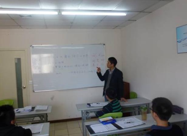 考生父亲花重金送孩子去补课班，承诺能过一本线，结果高考254分