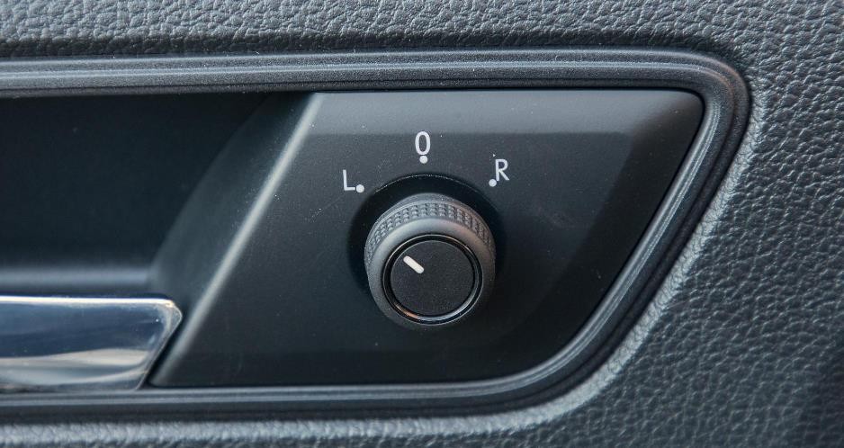 车内各部位按键相应功能科普，新手应该如何认识车内按键