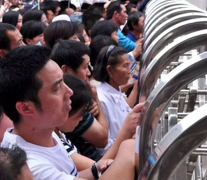 他高考以674分考上清华，采访中痛哭，父亲每天挑200担沙供他念书