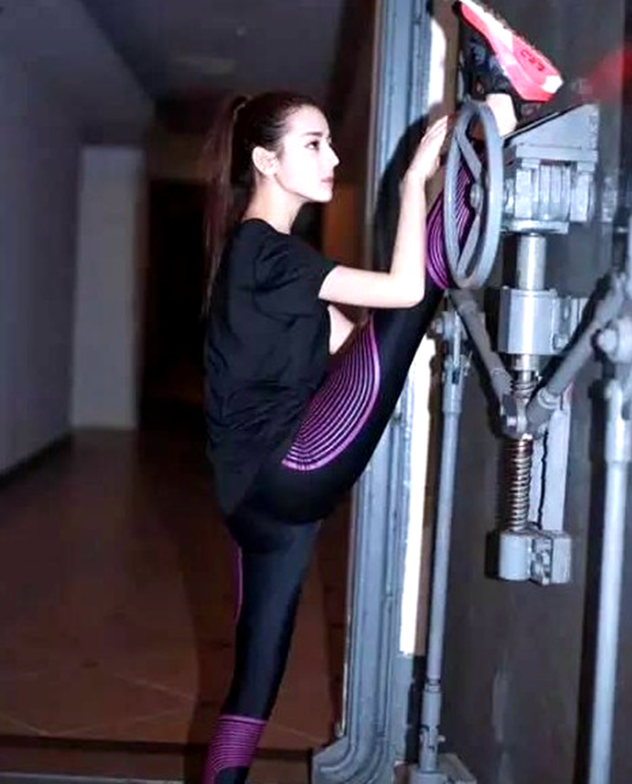 “7300万粉丝灰姑娘”迪丽热巴的“饭圈”专宠史