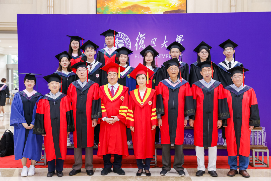 毕业季，复旦大学书记校长喊毕业生合影啦！