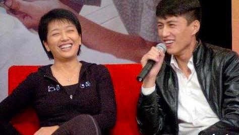 靳东妻子李佳近照,李佳离过一次婚,此后他们彼此陪伴,不离不弃