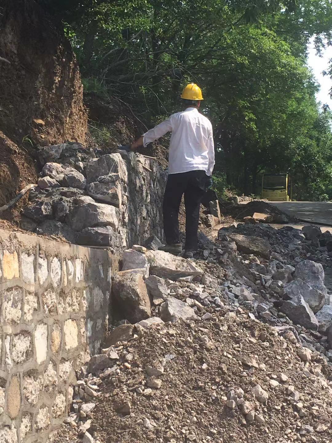 山东54岁泥瓦匠大学毕业：一直瞒着妻子去上学，因年龄多次投简历无果，只能回到工地