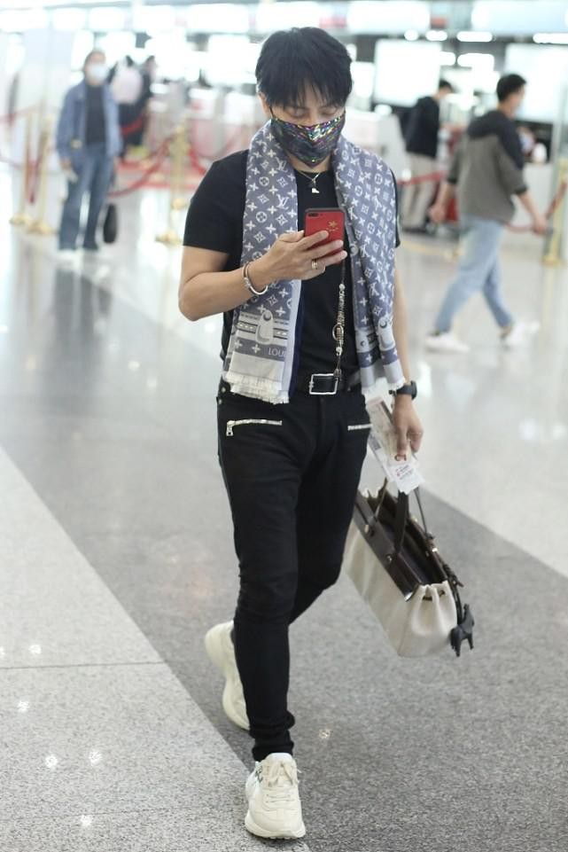 陈志朋低调一点挺帅气,黑衣配黑裤上衣塞腰,露皮带像"爸爸辈"