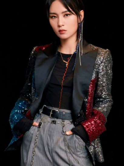 李宇春和周笔畅依旧是当初的打扮,然而张芸京却换回了女装,蓄起了长发