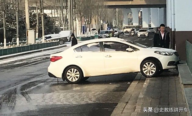 三种不同路况下，新手司机右转弯，如何判断打轮时机？