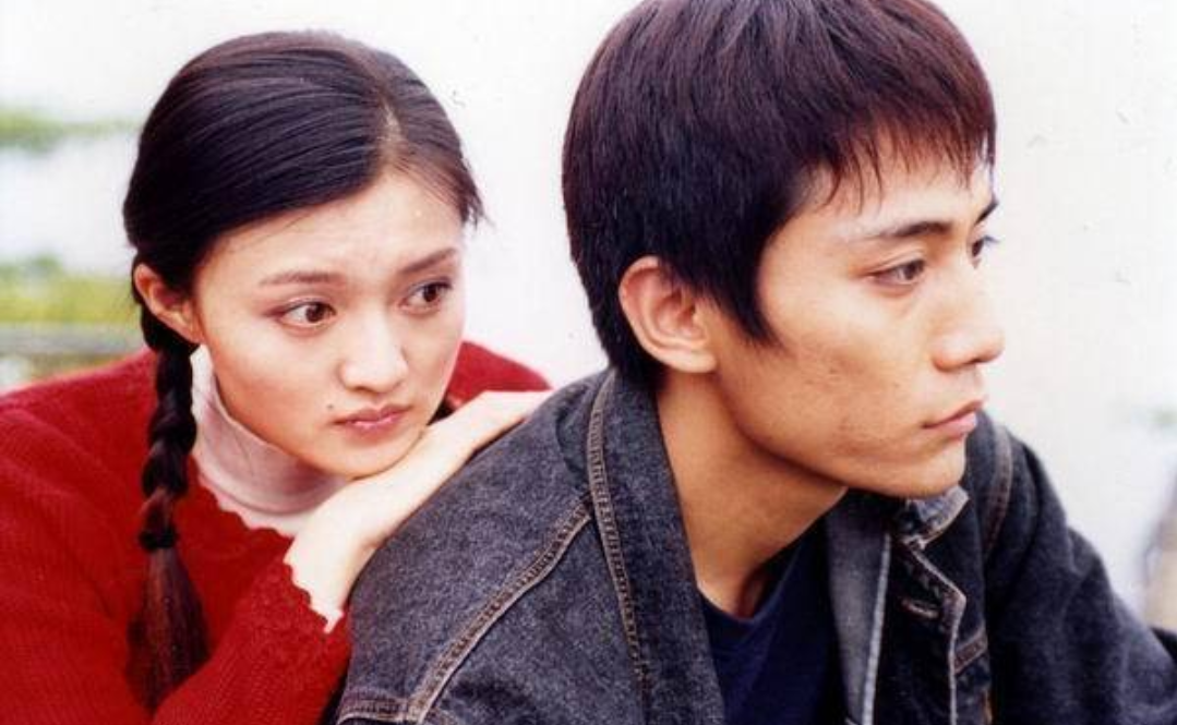 刘烨早期旧照认不出！长发穿旗袍显好身材，网友直呼风格太吓人