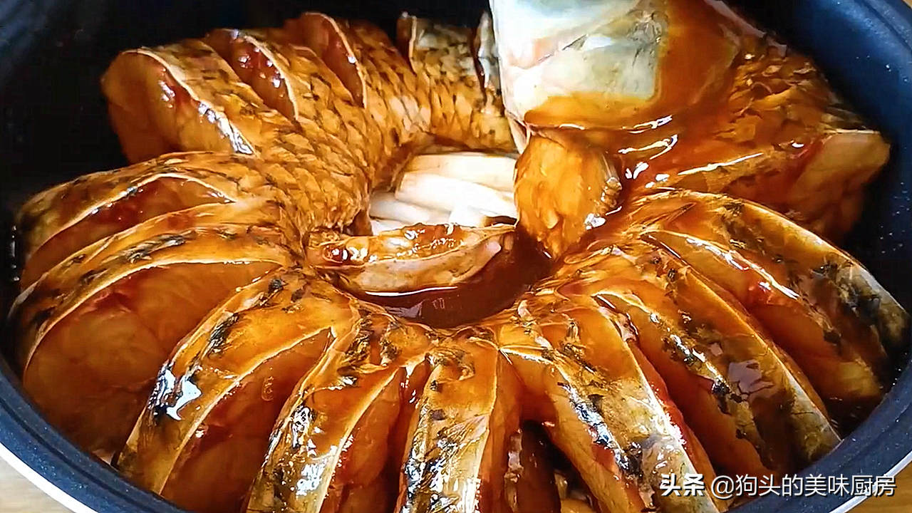 把一条鱼放进电饭锅里，不加一滴水，出锅太香了，肉嫩味道香