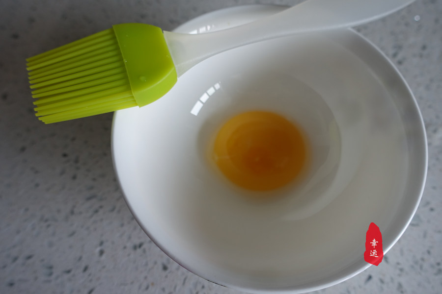鸡蛋糕金黄诱人色泽漂亮，口感细腻柔滑，当早餐大受家人的喜爱